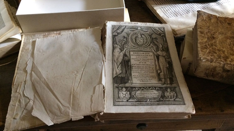 Uno de los libros de la biblioteca del Monasterio de Yuso.