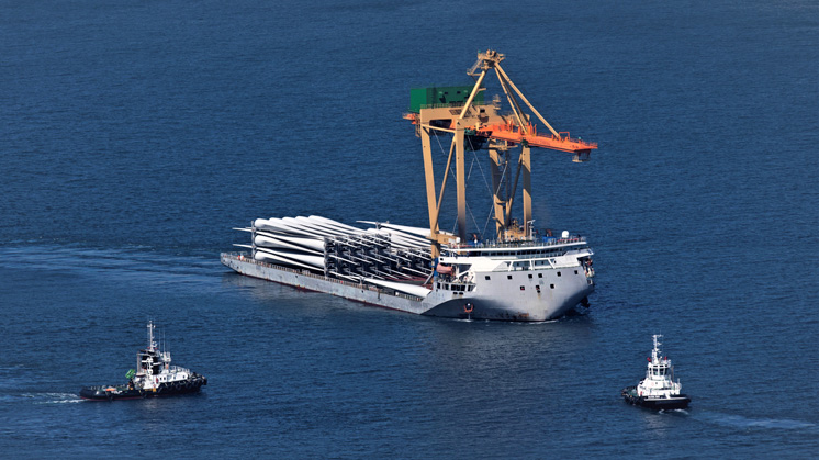 Llegan al Puerto de Bilbao los aerogeneradores de un nuevo proyecto eólico de Iberdrola en España.