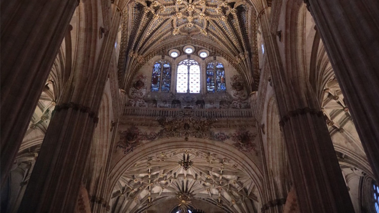 Iluminación ornamental interior de la Catedral Nueva de Salamanca.