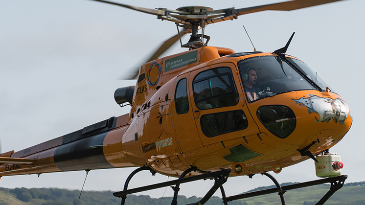 Helicóptero utilizado para la revisión de líneas eléctricas.