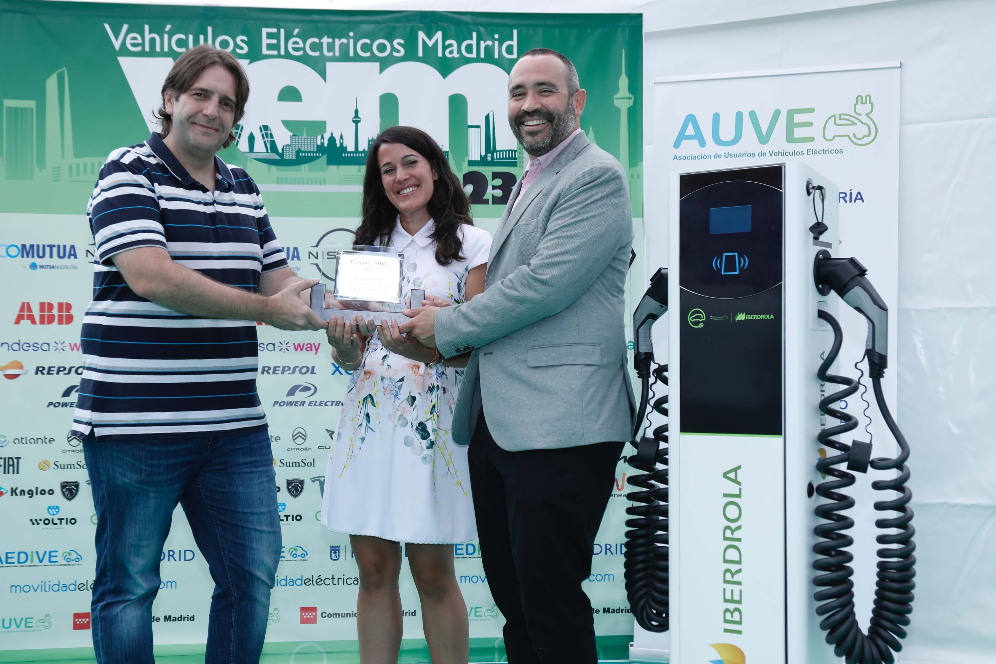 De izquierda a derecha, Álvaro Sauras, vicepresidente de AUVE, Teresa Romo, directora de Desarrollo y Sostenibilidad de Northgate España y Jorge Muñoz Riesco, responsable de Smart Mobility en Iberdrola España. 