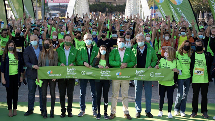 La marea verde contra el cáncer vuelve a llenar con su solidaridad las calles de Murcia.