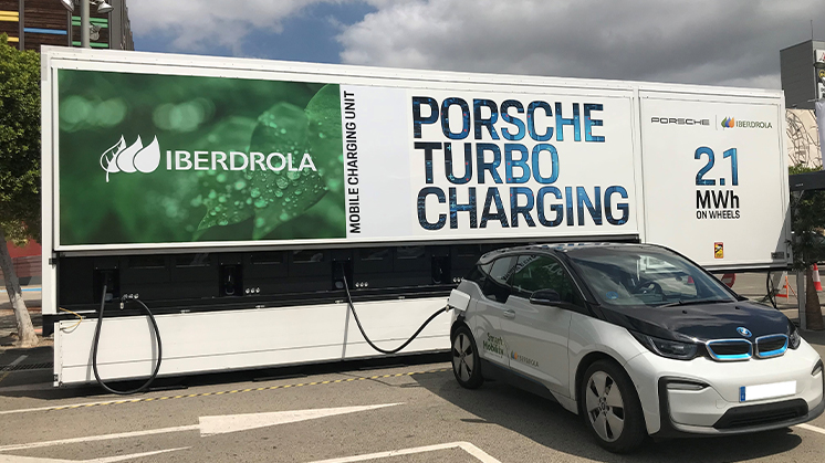 Iberdrola y Porsche conectan en Murcia la primera unidad móvil de recarga ultrarrápida para el vehículo eléctrico en España.