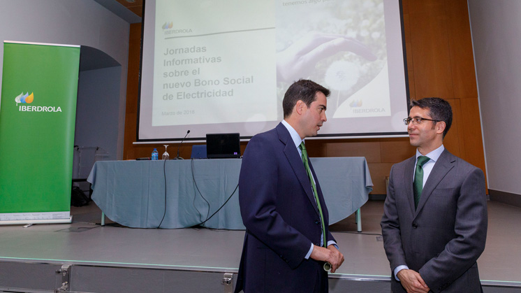 En la imagen, el delegado de Iberdrola en Castilla y León, Celiano García, y el jefe de departamento de Relación con Consumidores de la compañía, Javier Paradinas.