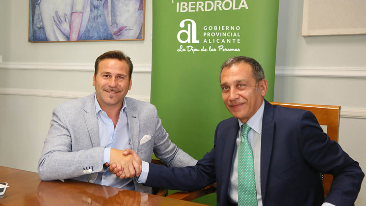 Momento del acuerdo entre Iberdrola y la Diputación de Alicante.