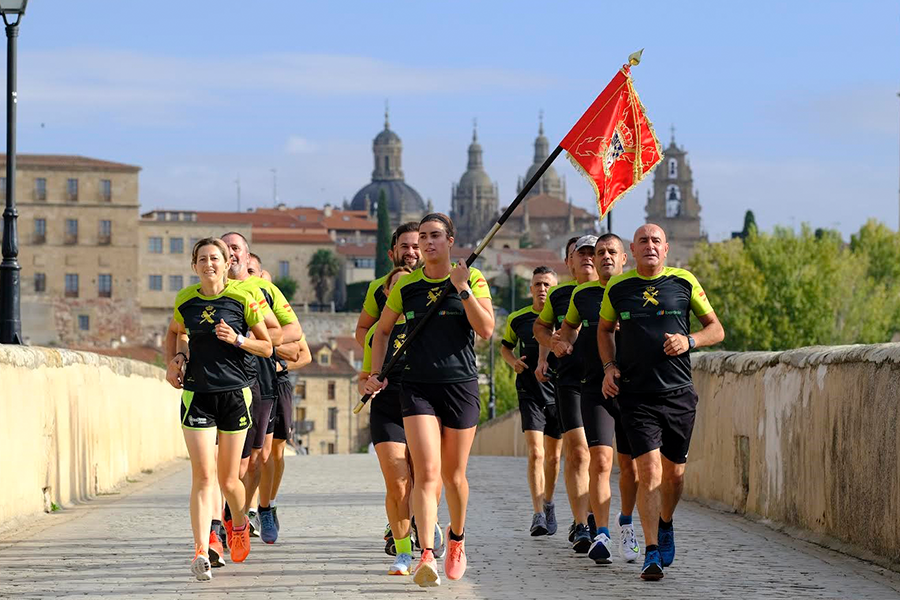 La Guardia Civil corre durante la carrera solidaria