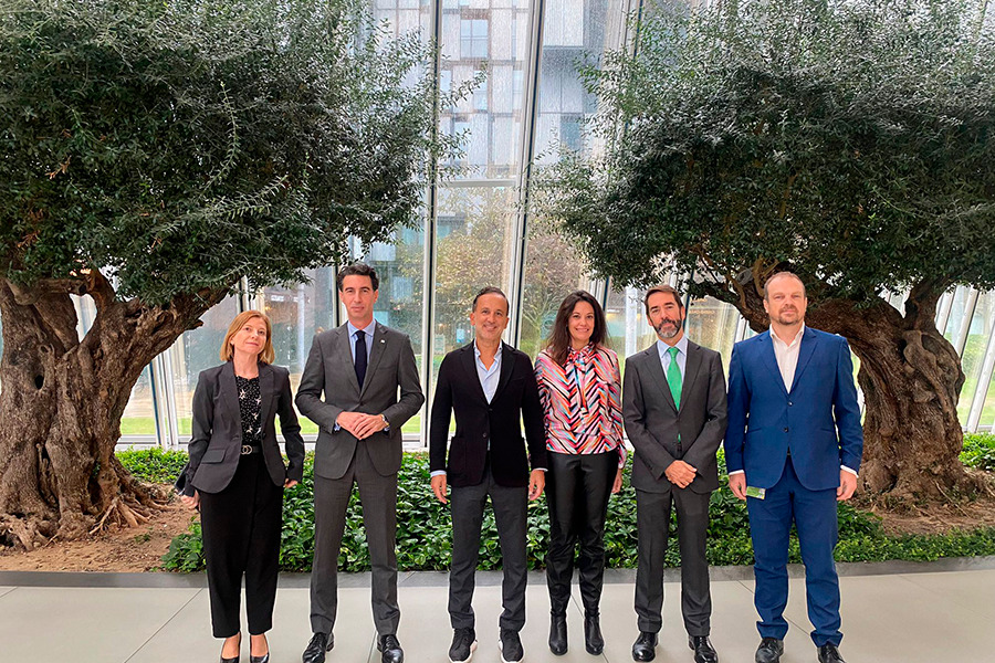 Marta Gómez-Palenque, Director of Quality and Environmental Assessment at MITERD; Xabier Ochandiano, Councilor for Economic Development, Commerce and Employment at the Bilbao City Council; Juan Alfaro, Secretary General of the Sustainability Excellence Club; Carmen Durán, Technical Advisor at the General Subdirectorate of Circular Economy; Rafael Orbegozo, Advisor to the President of Iberdrola; and Emilio Tejedor, Head of Environment at Iberdrola.