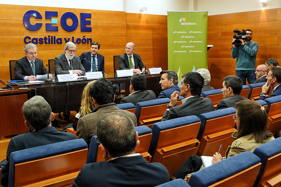 The president of Empresa Familiar de Castilla y León, Pedro Palomo, the president of CEOE Castilla y León, Santiago Aparicio, the Minister of Economy and Finance of the Junta de Castilla y León, Carlos Fernández Carriedo, and the delegate of Iberdrola in Castilla y León, Miguel Calvo.