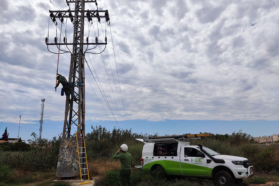 i-DE workers at an electrical installation