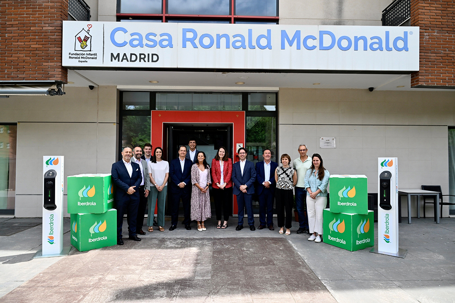 Representantes de Iberdrola España y Fundación Ronald McDonald