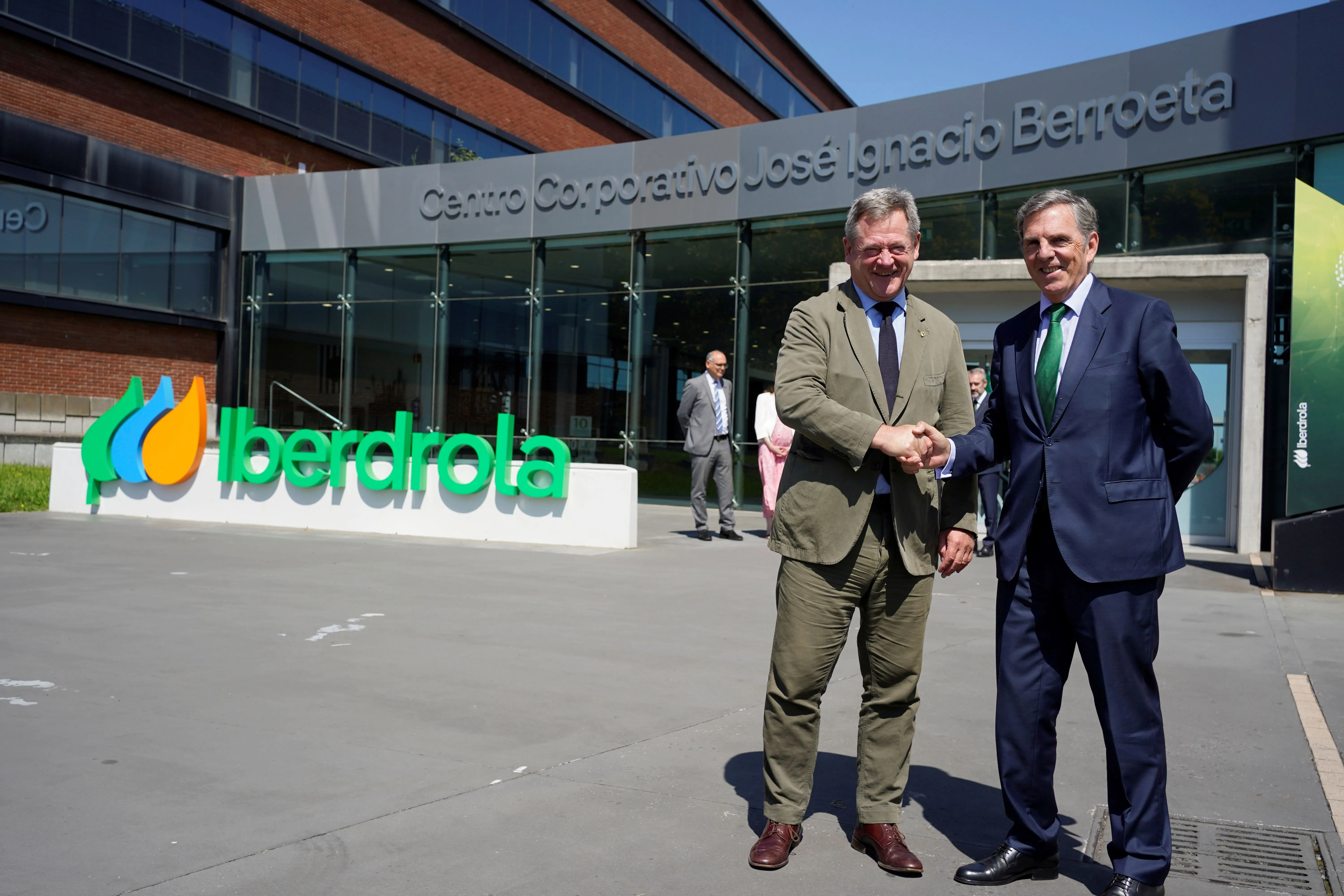 Basque Government Security Advisor, Bingen Zupiria, and Iberdrola Services and Resources Director, Bingen Zupiria