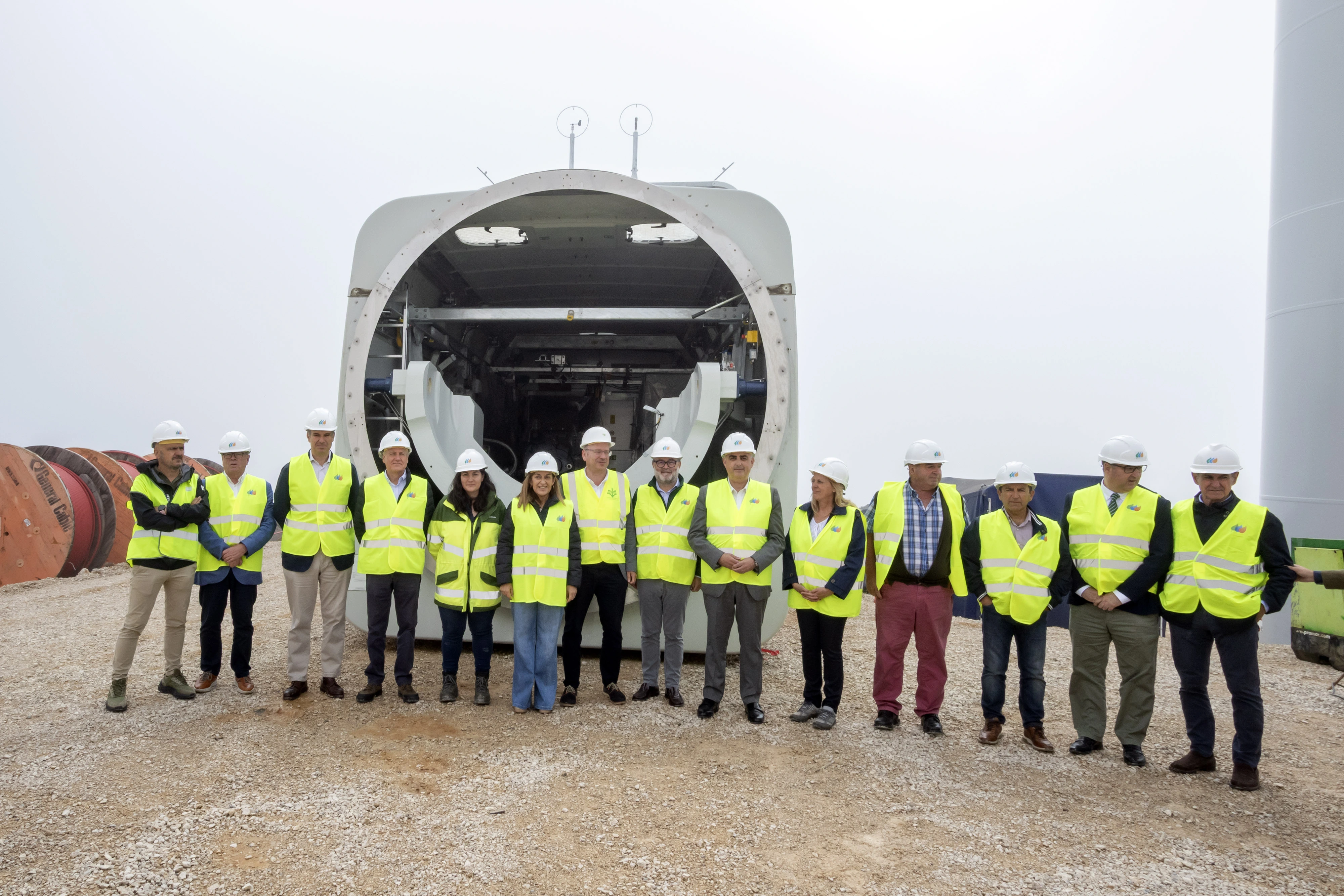 Parque eólico "El Escudo"•	La presidenta visita las obras de este proyecto que, con una inversión de Biocantaber de 120 millones, pone fin la “paralización eólica” en la comunidad •	Asegura que el desarrollo eólico es “imparable” y destaca que hay otros seis parques más en tramitación por importe de 300 millones