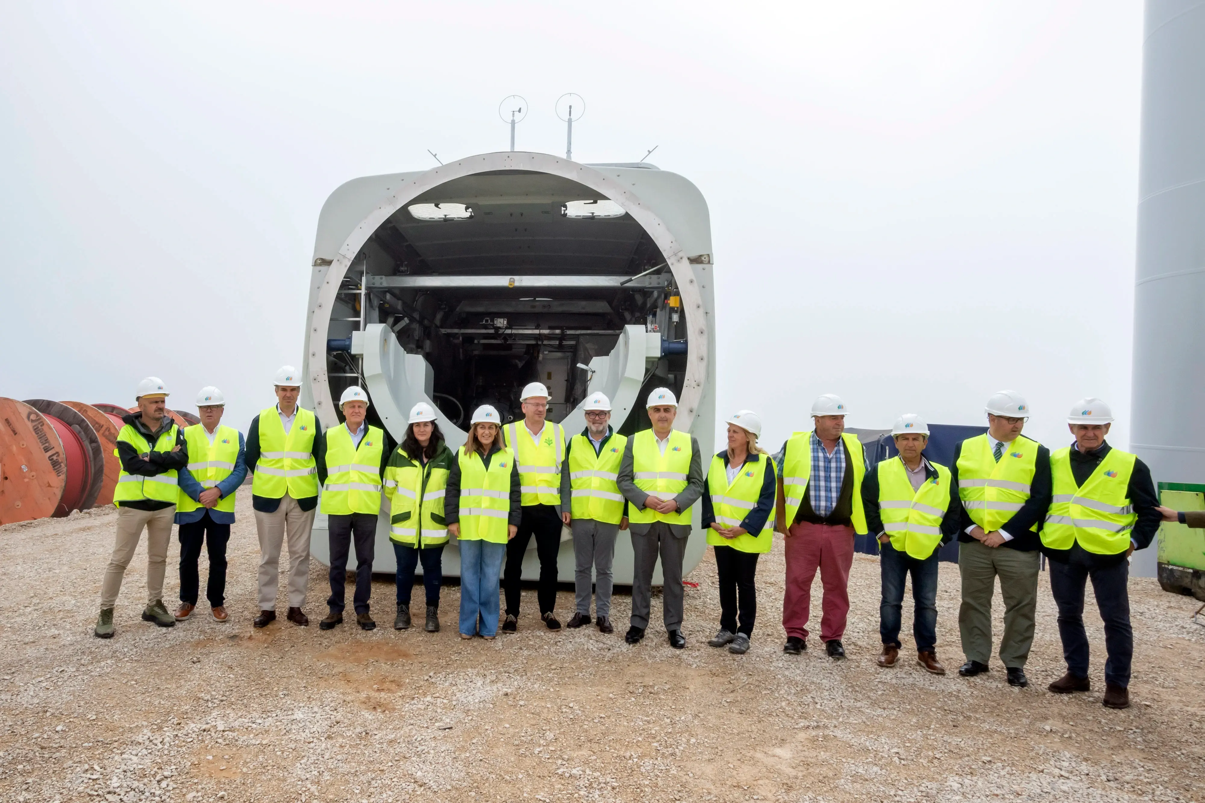 Parque eólico "El Escudo"• La presidenta visita las obras de este proyecto que, con una inversión de Biocantaber de 120 millones, pone fin la “paralización eólica” en la comunidad • Asegura que el desarrollo eólico es “imparable” y destaca que hay otros seis parques más en tramitación por importe de 300 millones