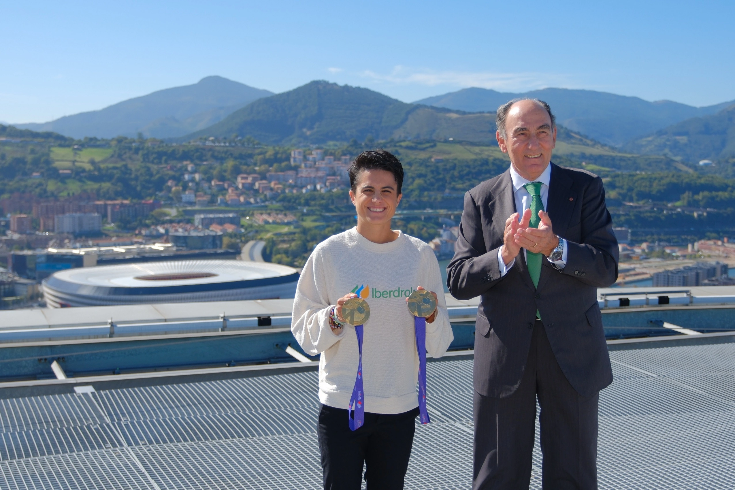 El presidente del Grupo Iberdrola, Ignacio Galán, junto con la deportista María Pérez