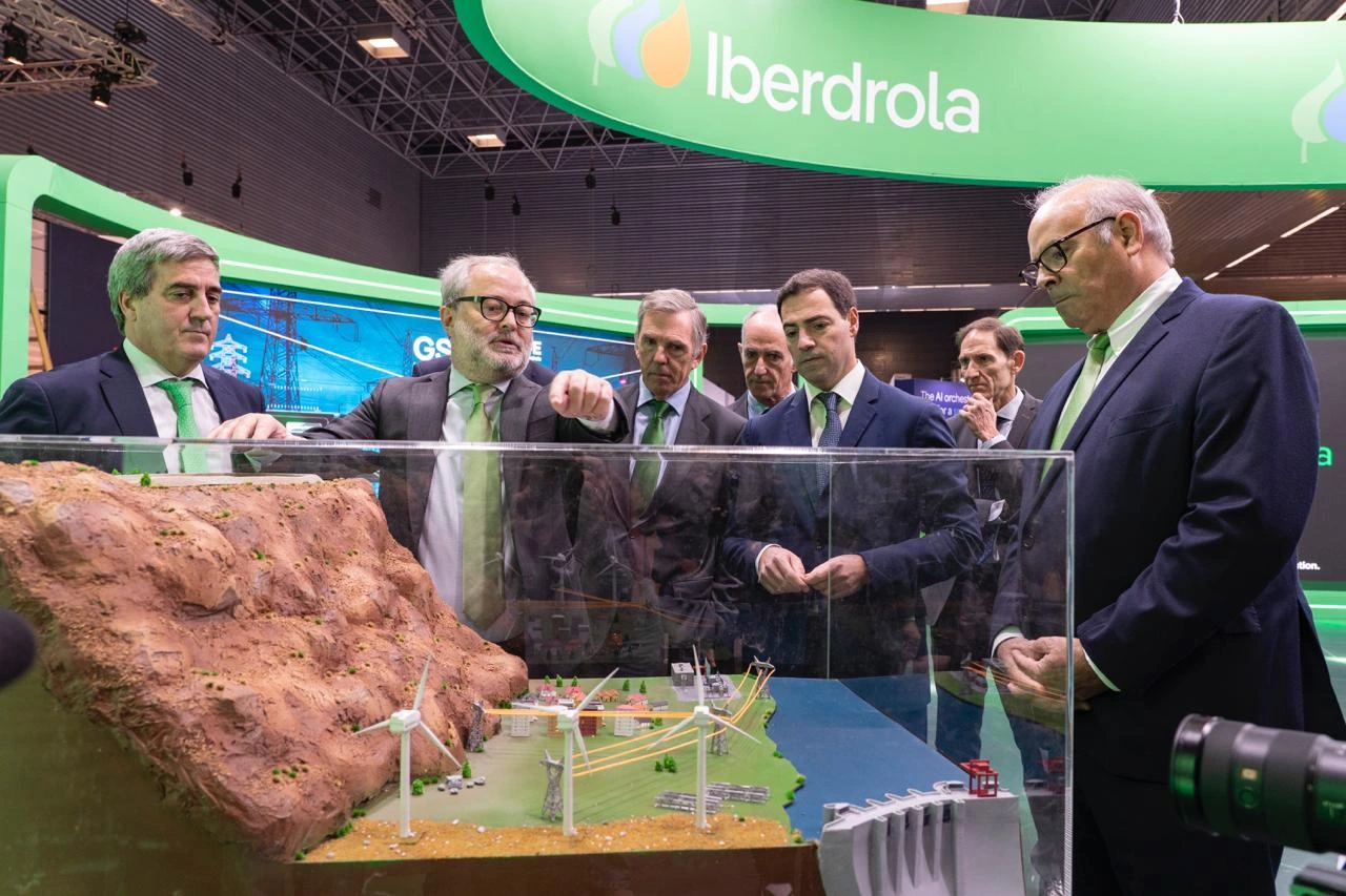 Lehendakari Imanol Pradales and Mario Ruiz-Tagle, CEO of Iberdrola España, at ENLIT Europe 25
