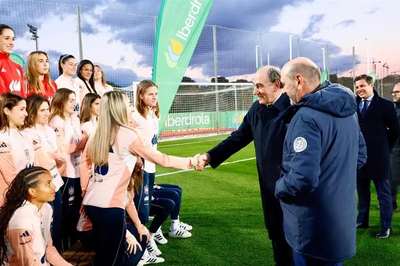 Ignacio Galán, CEO del Grupo Iberdrola, saludando a las jugadoras durante su concentración en la Ciudad del Fútbol de Las Rozas