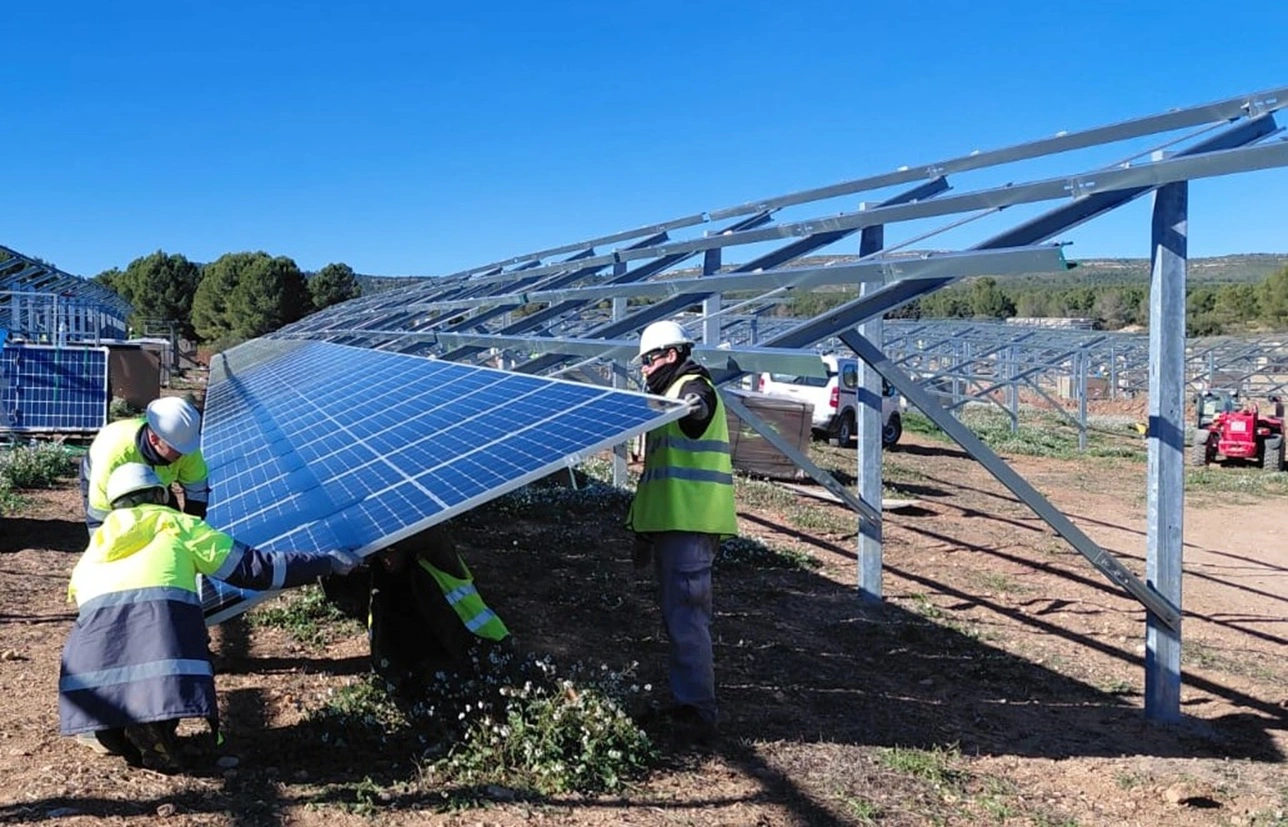 Trabajadores montando paneles solares