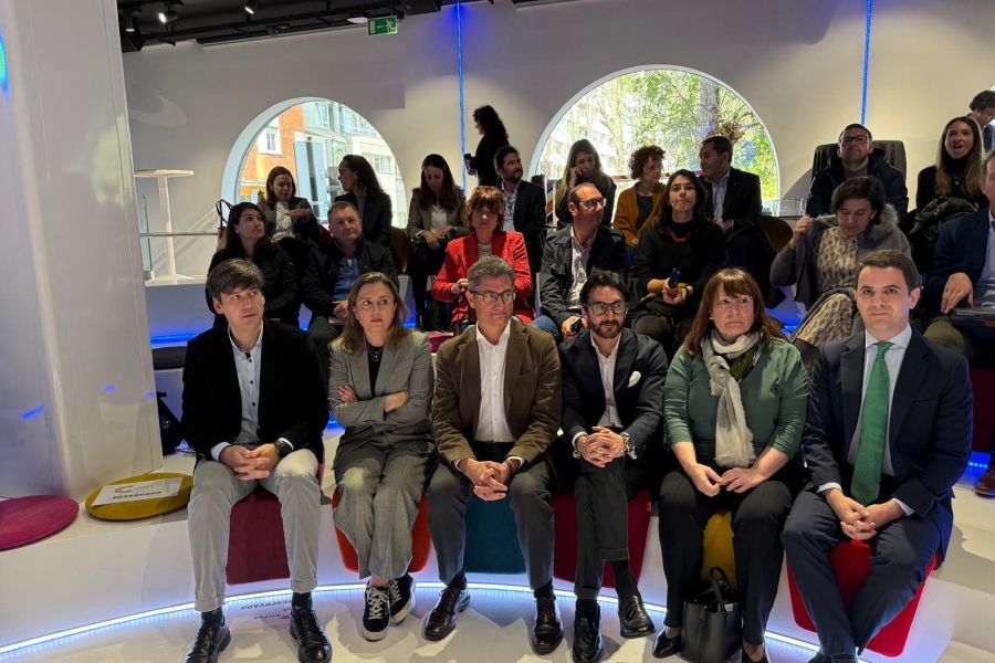 Grupo de asistentes sentado en un espacio de evento durante una jornada institucional sobre descarbonización.