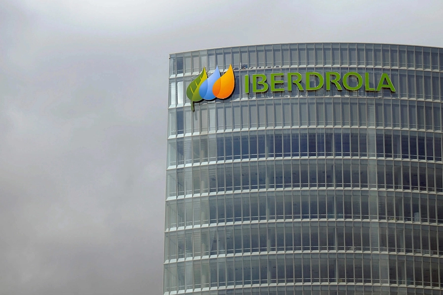 Fachada de la Torre Iberdrola con el logotipo de la empresa