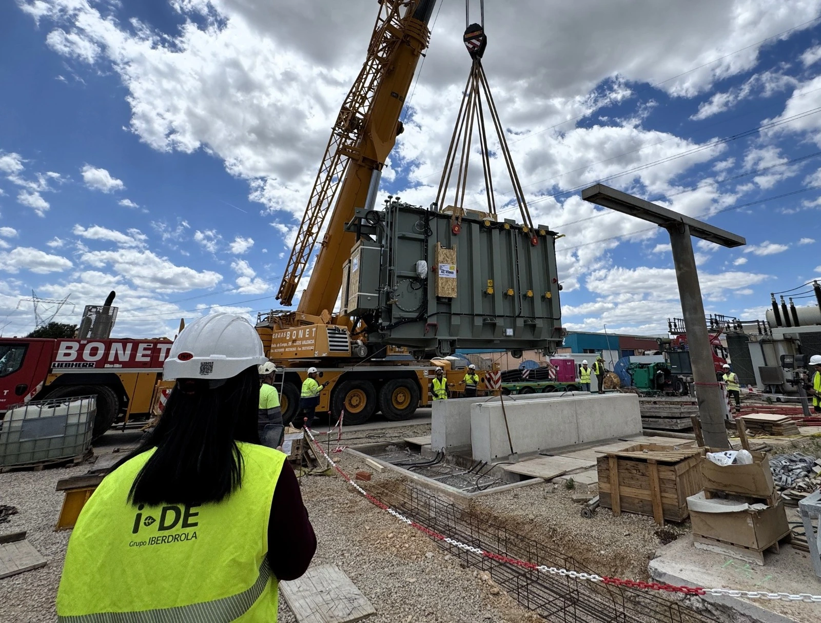 Installation of an electrical transformer at a substation, with i-DE Iberdrola technical staff and an industrial crane.