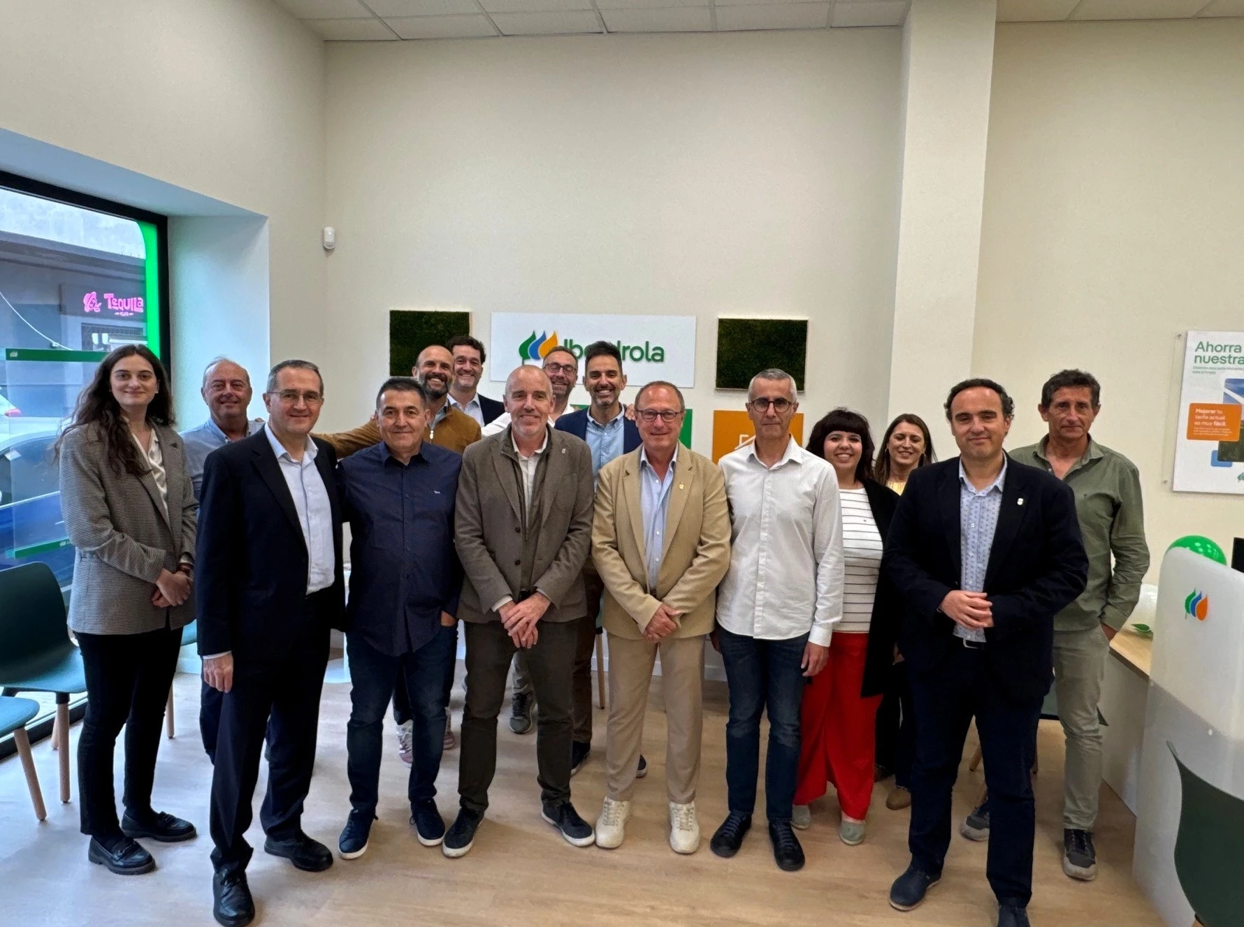 Group of attendees at the opening of a new Iberdrola customer service office in Moncofa.