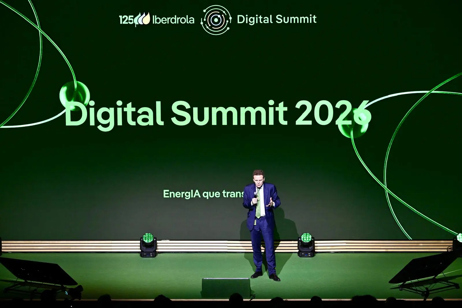 Ponente en el escenario del Iberdrola Digital Summit 2026 durante una presentación con pantalla de fondo verde y el lema “Energía que transforma”.
