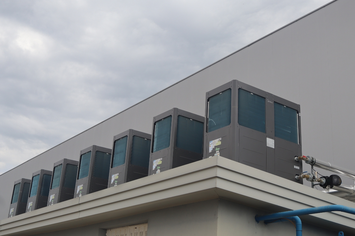 Equipos de climatización instalados en la cubierta de un edificio industrial.