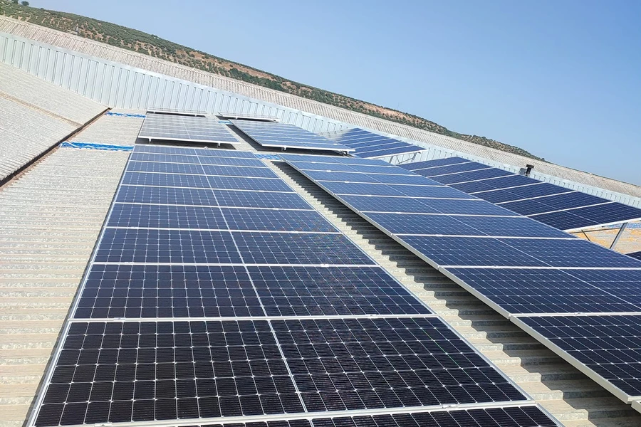 Paneles solares fotovoltaicos instalados sobre la cubierta de un edificio en Jaén.