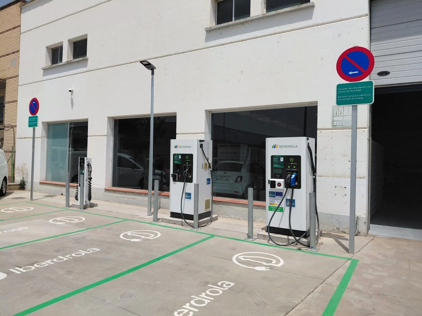 Puntos de recarga de Iberdrola para vehículos eléctricos en plazas reservadas.