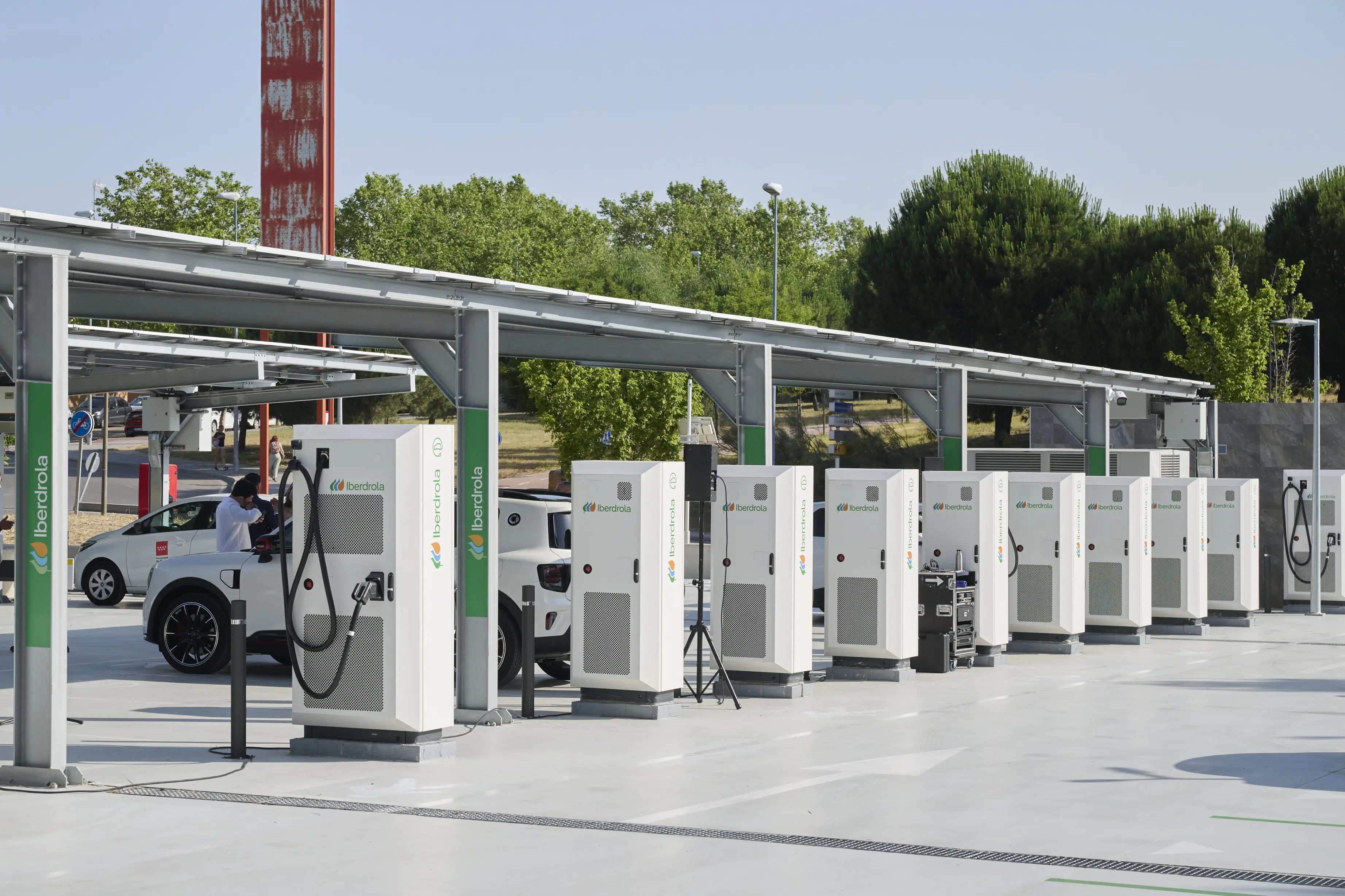 Estación de recarga de Iberdrola con múltiples puntos de carga para vehículos eléctricos.