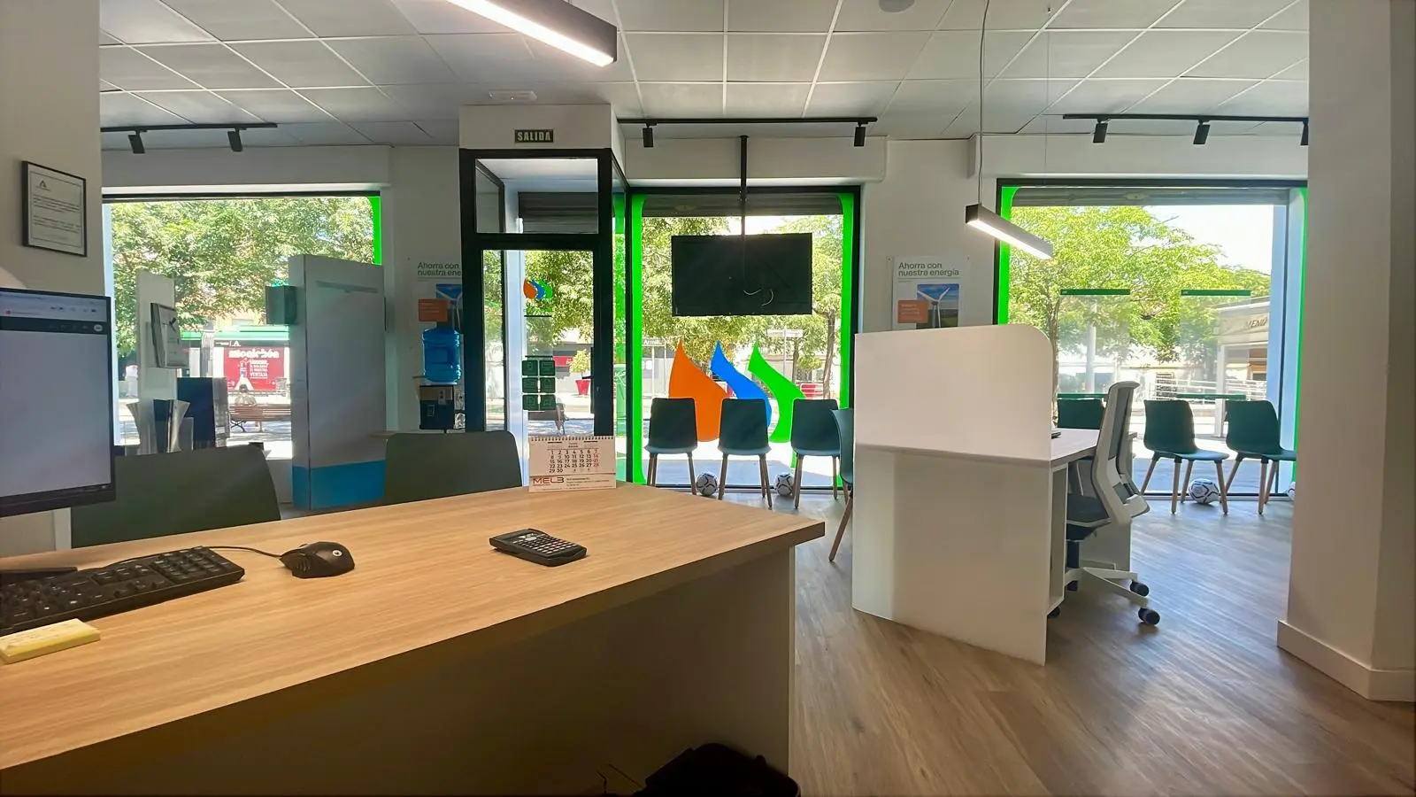 Oficina de atención al cliente de Iberdrola con zona de recepción y espacios de atención.