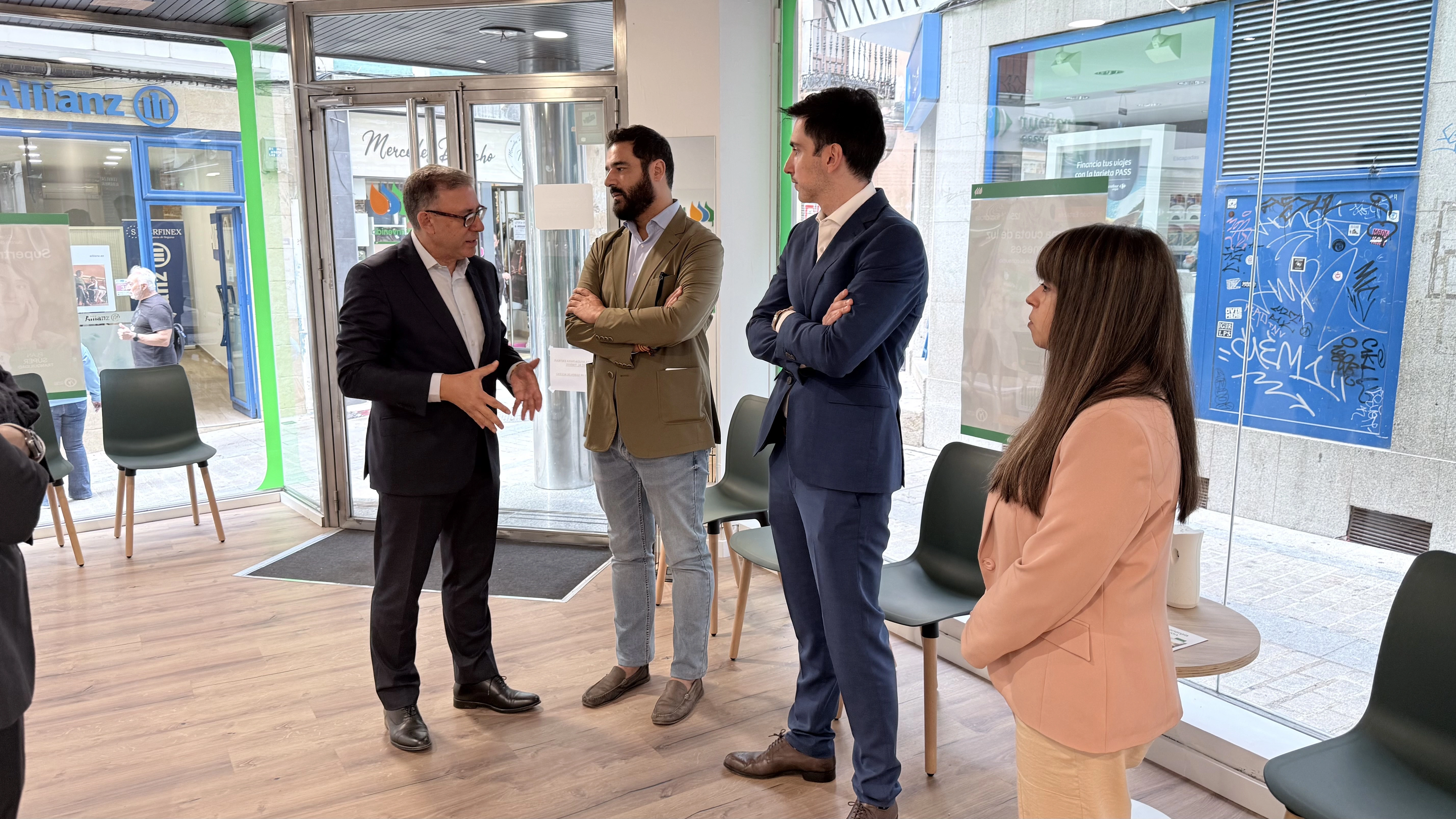 Four representatives talk during a meeting at an Iberdrola customer service office.