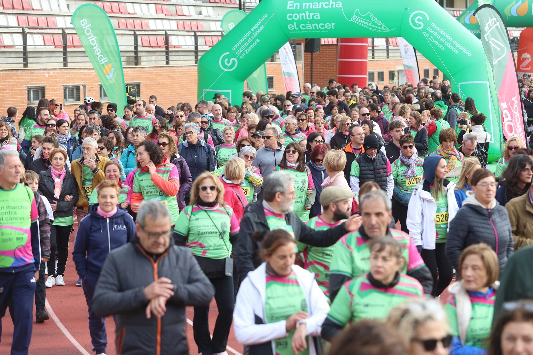 Participantes en la marcha solidaria contra el cáncer de Zamora, apoyada por Iberdrola, junto al arco de salida.