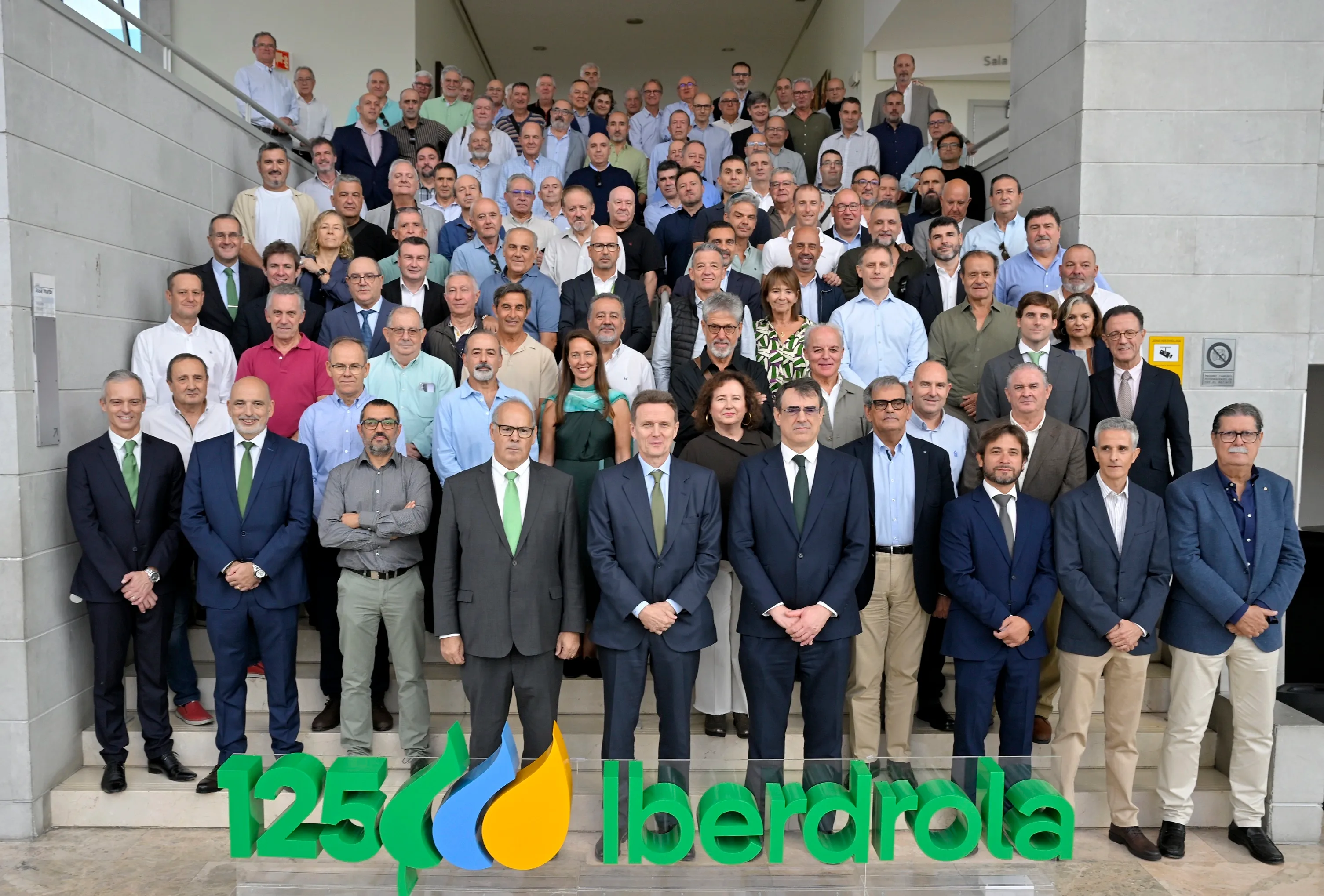 Grupo de profesionales de Iberdrola reunidos en una fotografía institucional con motivo de su 125 aniversario.