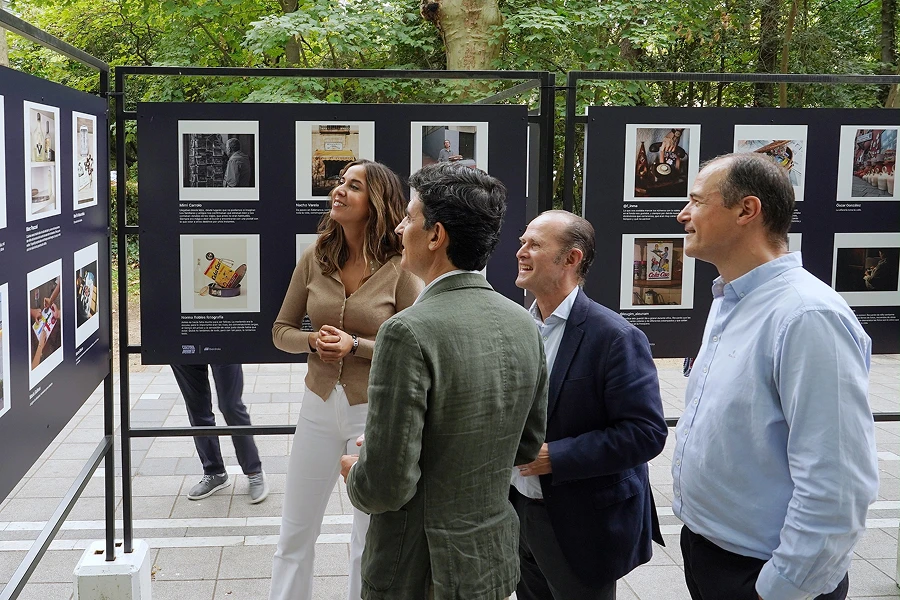 Visita institucional a la exposición fotográfica «De toda la vida» en el Paseo del Príncipe del Campo Grande de Valladolid.