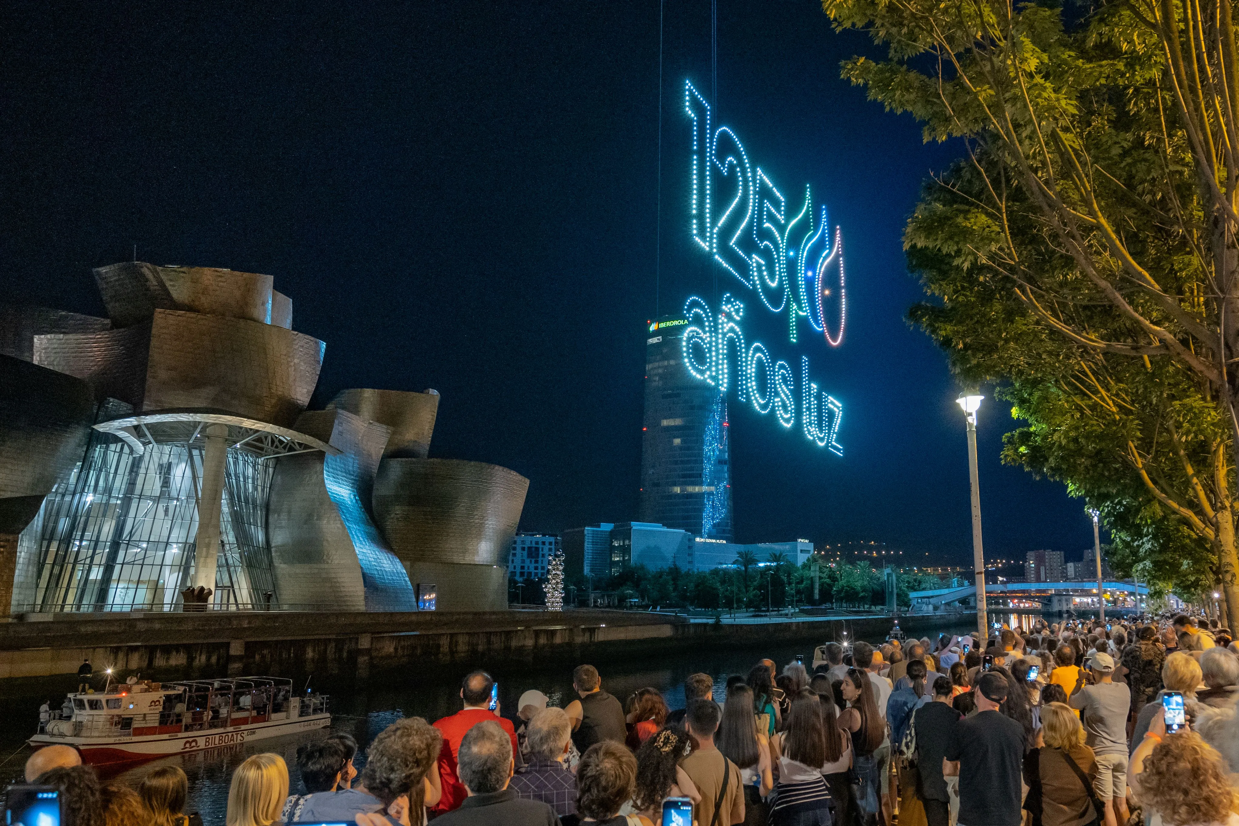 Espectáculo de drones “125 años luz” sobre la ría de Bilbao, junto al Museo Guggenheim.