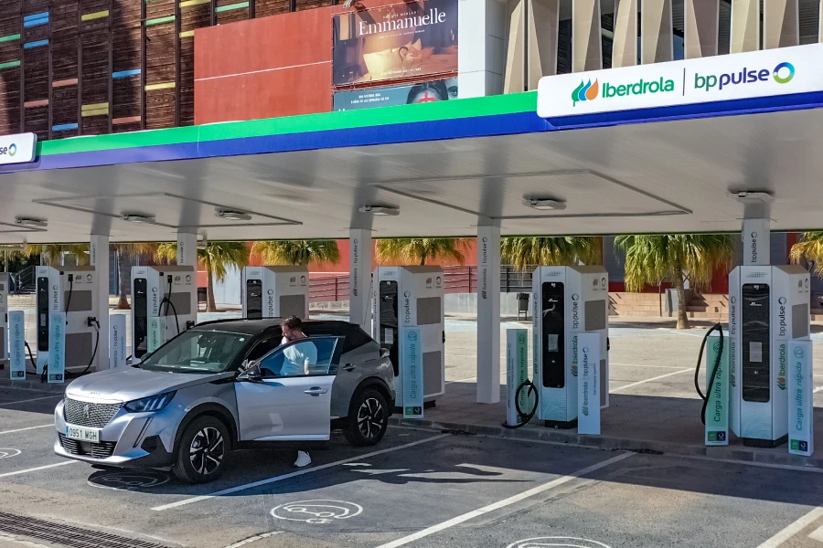 High-power electric vehicle charging station with multiple Iberdrola | bp pulse chargers.