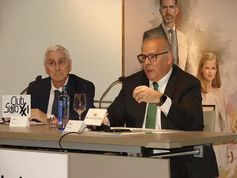 Mario Ruiz-Tagle, CEO of Iberdrola España, and another senior executive take part in a panel discussion with microphones in an institutional setting.