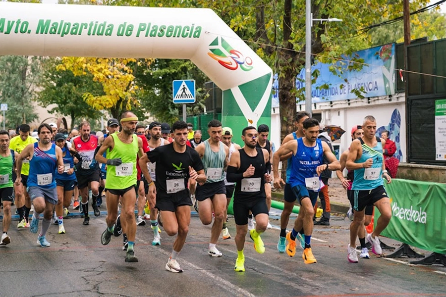 Corredores participan en una carrera popular por las calles de Malpartida de Plasencia.