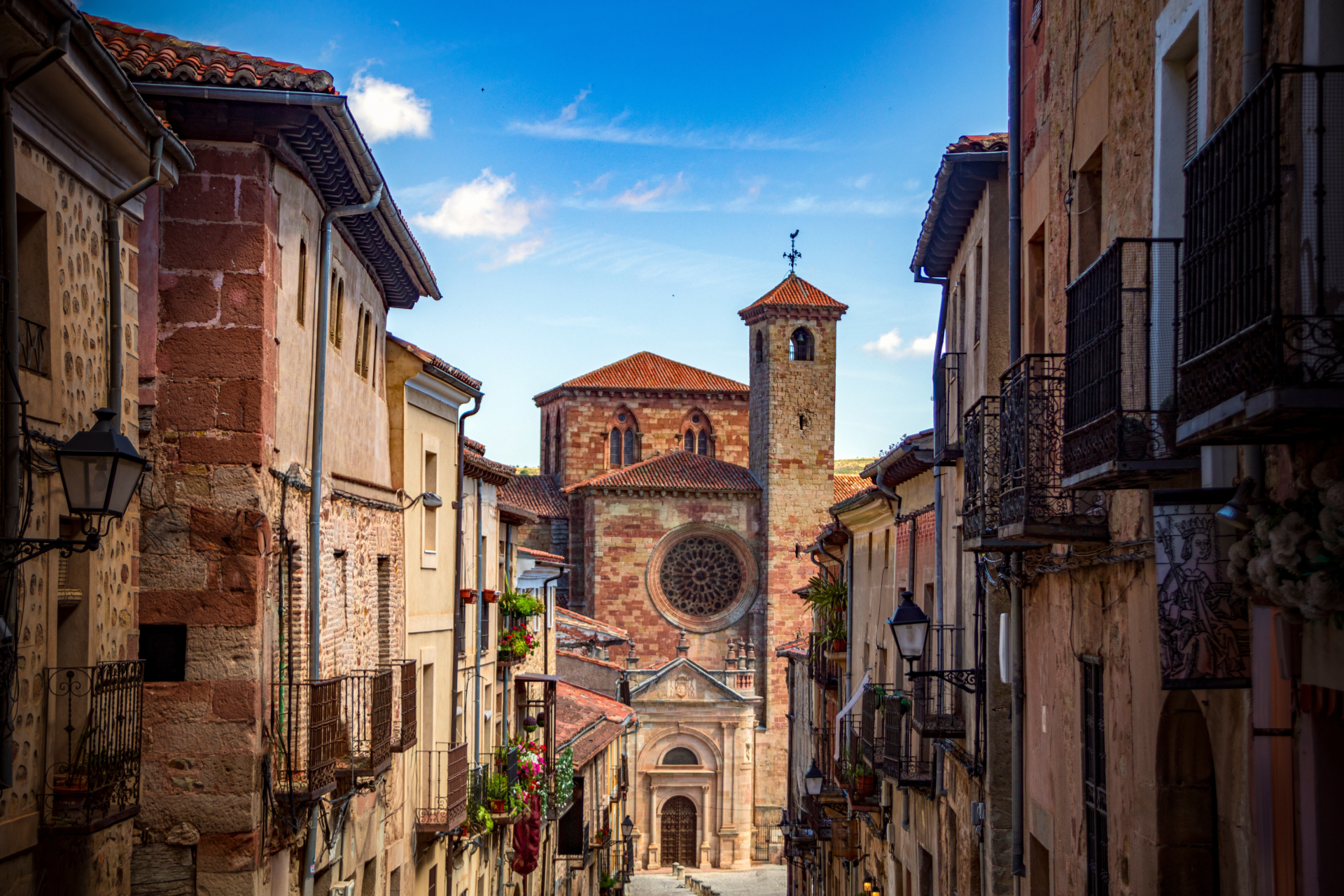 Calle histórica de Sigüenza con la iglesia de Santiago al fondo.