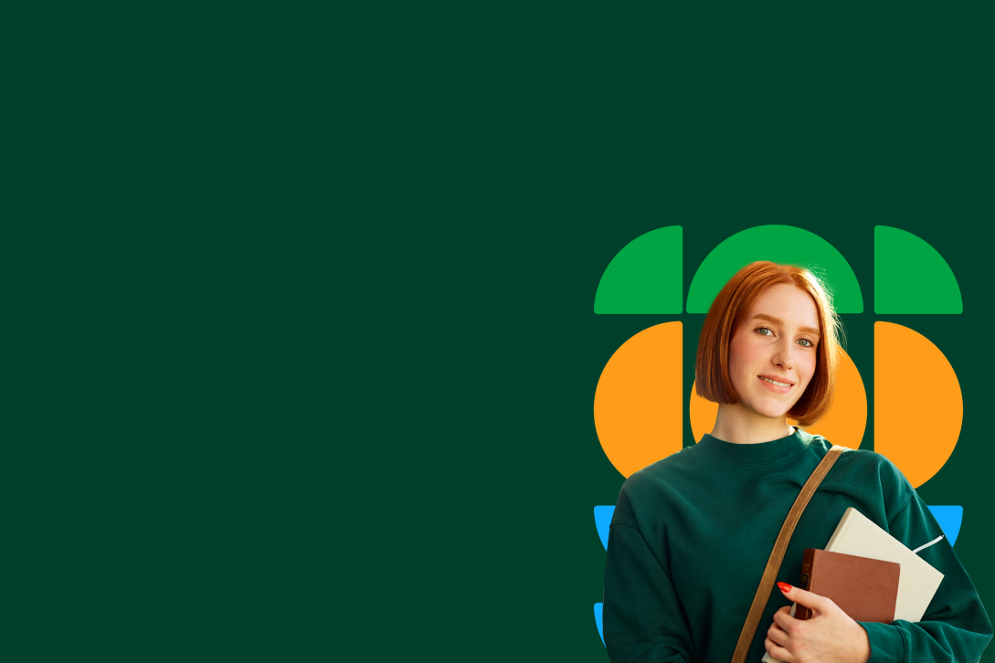 Una joven con cabello corto y rojizo sonríe mientras sostiene unos cuadernos. Está vestida con un suéter verde y un bolso cruzado. El fondo tiene un diseño gráfico colorido con formas geométricas en tonos verde, naranja y azul, lo que da un aspecto moderno y vibrante. La imagen está enfocada en transmitir una sensación de frescura y juventud.