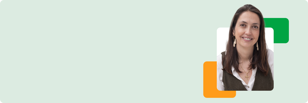 La imagen muestra a una mujer sonriendo y mirando a la cámara, con el fondo verde y un diseño gráfico que incluye cuadros de colores en los bordes. Ella tiene el cabello oscuro, corto, y lleva una camisa blanca con un chaleco verde. La foto está enmarcada por un borde blanco con detalles gráficos en tonos verde, naranja y amarillo en las esquinas.