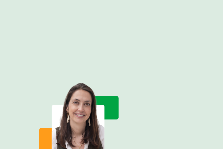 La imagen muestra a una mujer sonriendo y mirando a la cámara, con el fondo verde y un diseño gráfico que incluye cuadros de colores en los bordes. Ella tiene el cabello oscuro, corto, y lleva una camisa blanca con un chaleco verde. La foto está enmarcada por un borde blanco con detalles gráficos en tonos verde, naranja y amarillo en las esquinas.