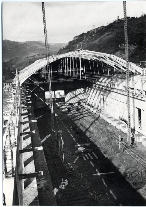 Historic photograph showing the construction of a Nitrastur industrial building with an arched roof.