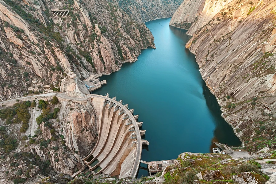 Presa hidroeléctrica en un cañón con embalse para generación de energía renovable.