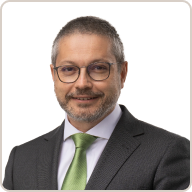 Retrato profesional de una persona para perfil corporativo.