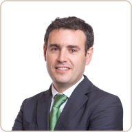 Retrato profesional de una persona para perfil corporativo.