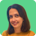 Una mujer sonríe frente a un fondo verde, mostrando una expresión amigable. Tiene el cabello castaño y corto, y lleva un suéter color mostaza. La imagen tiene un estilo gráfico minimalista con un fondo sólido que resalta su rostro.